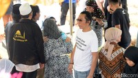 Selain itu adapula Bunda Ifet bersma Bim Bim, yang juga mantan rekan Indra di Slank. Pool/Noel/detikFoto.