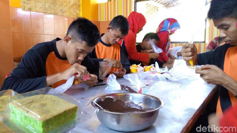 Intip Keseruan Belasan Siswa SLB di Ponorogo Belajar Bikin Kue Intip Keseruan Belasan Siswa SLB di Ponorogo Belajar Bikin Kue