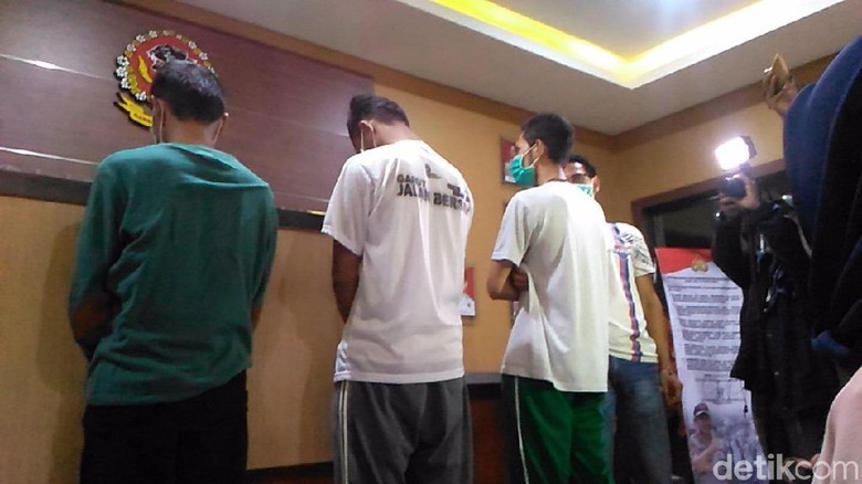 Polisi Tetapkan 2 Pembakar Bendera di Garut Jadi Tersangka Polisi Tetapkan 2 Pembakar Bendera di Garut Jadi Tersangka