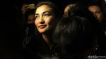Penuhi Panggilan Polisi, Atiqah Hasiholan Tebar Senyuman