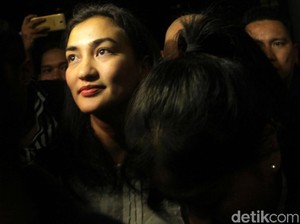 Diperiksa 4,5 Jam, Atiqah Hasiholan Mendapat 16 Pertanyaan