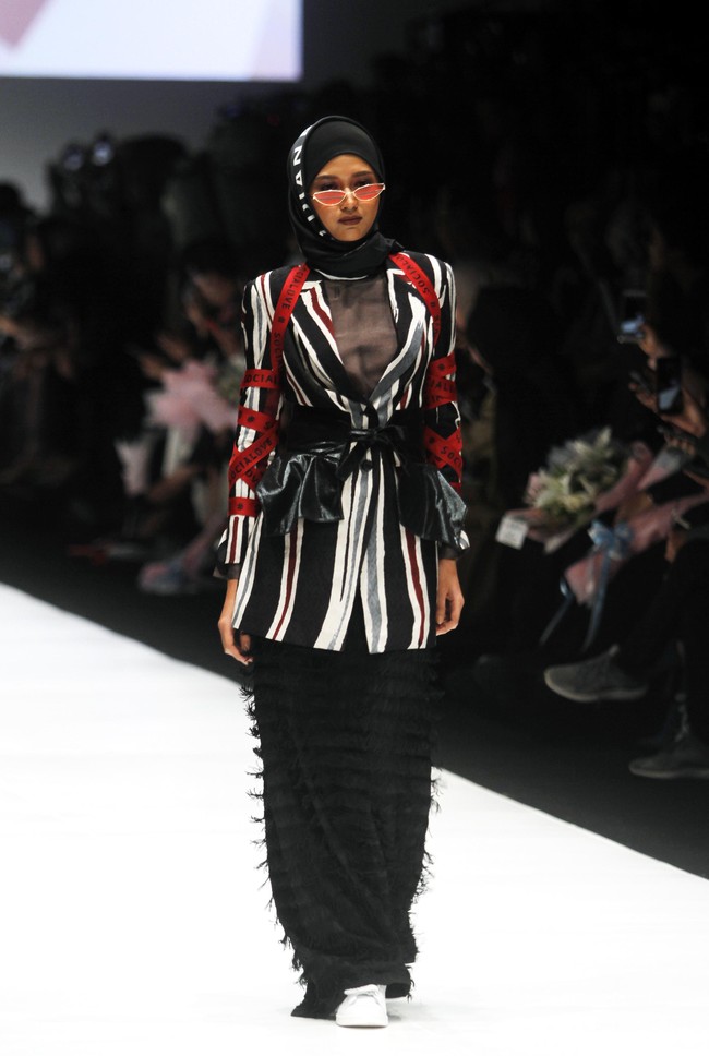 Desainer Dian Pelangi meluncurkan koleksi busana terbaru dengan tampilan sporty untuk para hijabers di Jakarta Fashion Week 2019, Senayan City, Jakarta, Sabtu [20/10/2018]. Foto: Mohammad Abduh/Wolipop