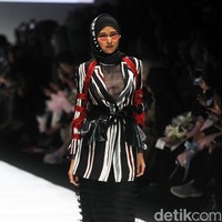 Desainer Dian Pelangi meluncurkan koleksi busana terbaru dengan tampilan sporty untuk para hijabers di Jakarta Fashion Week 2019, Senayan City, Jakarta, Sabtu [20/10/2018]. Foto: Mohammad Abduh/Wolipop