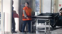 Diana Yanti diperiksa sebagai saksi dugaan suap pembahasan APBD-P Pemkot Malang Tahun Anggaran 2015 yang menyeret 42 anggota DPRD Kota Malang.