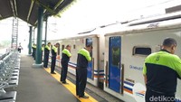 Tepat pukul 09.00 WIB saat kereta berangkat, mereka mulai menundukkan kepala dan sedikit mencondongkan badannya ke depan. Gestur penghormatan ini mereka lakukan selama satu menit hingga gerbong terakhir kereta selesai melintas.