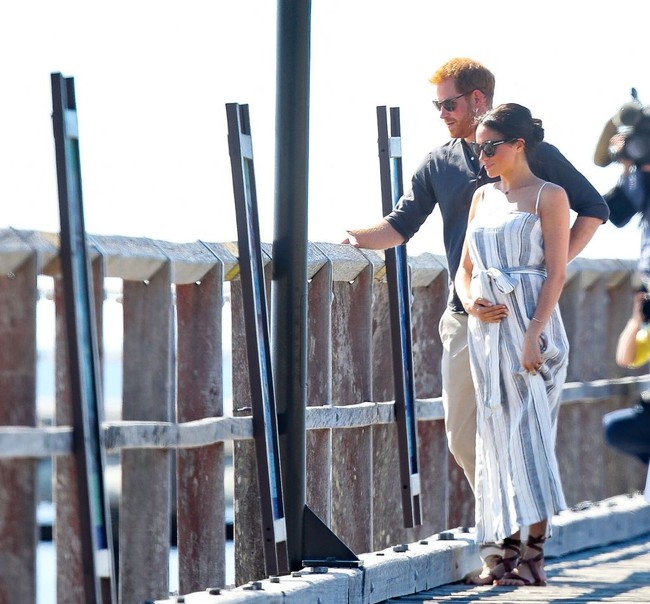 Sebagai anggota kerajaan, ada aturan yang harus dipatuhi Meghan Markle selama mengandung. Salah satunya dilarang bad mood. Ia harus selalu dalam mood yang bagus dan tersenyum di depan publik, meskipun sedang mengalami gejolak emosi. Foto: Getty Images