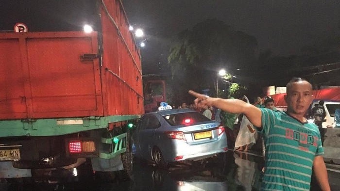 Kecelakaan Taksi dan Truk Terjadi di Depan Thamrin City