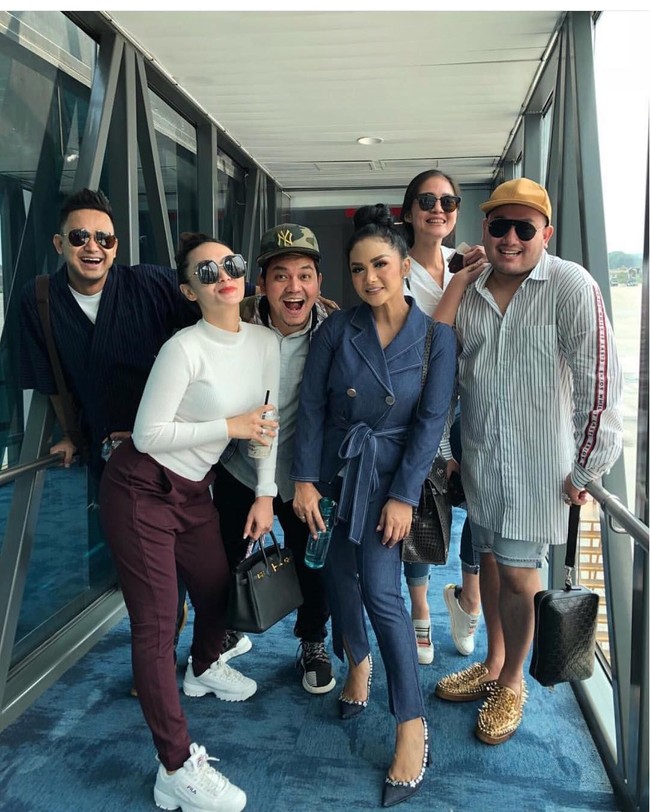 Zaskia Gotik terlihat menenteng tas Hermes Birkin berwarna hitam saat berpose bersama sejumlah selebriti seperti Krisdayanti, Indra Bekti dan Nasar. Foto: Instagram @zaskia_gotix