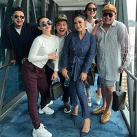 Zaskia Gotik terlihat menenteng tas Hermes Birkin berwarna hitam saat berpose bersama sejumlah selebriti seperti Krisdayanti, Indra Bekti dan Nasar. Foto: Instagram @zaskia_gotix