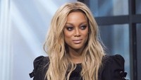 Supermodel sekaligus pembawa pembawa acara, Tyra Banks memilih menu sarapan sehat seperti yogurt dengan garnola, atau sosis ayam dan secangkir kopi. Foto: Istimewa