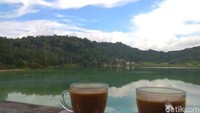 Cukup dengan Rp 30 ribu, kamu sudah bisa menikmati kesegaran alam plus secangkir minuman hangat gratis. Bisa teh susu, kopi susu, atau susu hangat. (Aisyah Kamaliah/detikTravel)