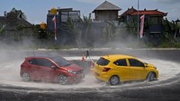 Dengan beriringan dan hampir menyentuh mobil lainnya, para pebalap memperagakan aksi slalom dan donut di kawasan GWK. Dok. Honda Prospect Motor.