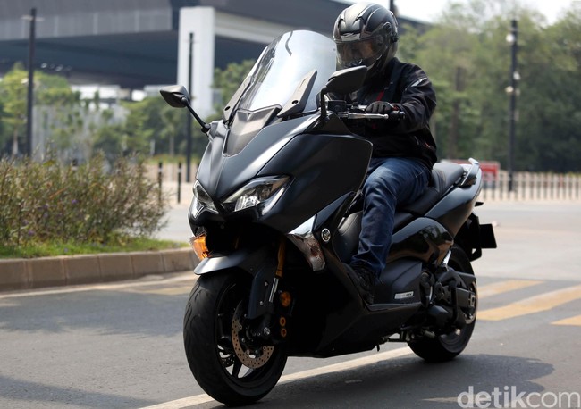 Sensasi Mengendarai Skutik Rp 300 Juta
