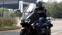 Setelah menunggu cukup lama, akhirnya detikOto bisa mencicipi skutik flagship Yamaha yang diimpor langsung dari Jepang, TMAX DX. Unit yang kami gunakan merupakan pinjaman dari PT Yamaha Motor Indonesia Manufacturing (YIMM). TMAX DX sendiri sejatinya sudah diperkenalkan di Eropa sejak 2017 lalu. Dan baru didistribusikan di Indonesia setahun kemudian, tepatnya Maret 2018.