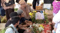 Pemakaman Titi Qadarsih di TPU Tanah Kusir, Jakarta Selatan pada Selasa (23/10). Pool/Noel/detikFoto.