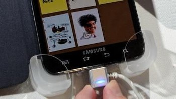 Samsung lalu merilis pula flagship Galaxy Note pada tahun 2012 dengan keunggulan layar besar dan terintegrasi dengan stylus S Pen. Foto: Getty Images