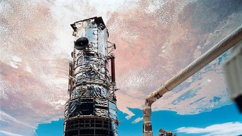 Pada 1993, ia menjalani misi perbaikan pertamanya. Foto: NASA