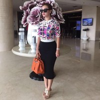 Bergaya memakai kacamata hitam dengan rambut super pendek, Zaskia yang populer dengan goyang itik itu terlihat membawa tas Hermes Birkin berwarna oranye seharga Rp 250 jutaan. Foto: Instagram @zaskia_gotix