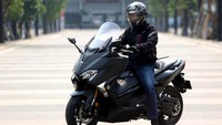Dengan harga hampir Rp 300 juta, Yamaha TMAX DX menawarkan paket komplit untuk sebuah skutik touring. Motor ini dilengkapi banyak fitur seperti windshield adjustable, traction control, riding mode, hingga cruise control. Dari segi safety pun skutik ini cukup mumpuni dengan rem ABS, cakram ganda 4 piston, dan handbrake. Bicara hal minus, satu-satunya kekurangan di TMAX DX barangkali hanya bagasi penyimpanan yang kurang luas. Disarankan kepada penggunanya untuk memasang boks tambahan jika ingin melakukan touring.