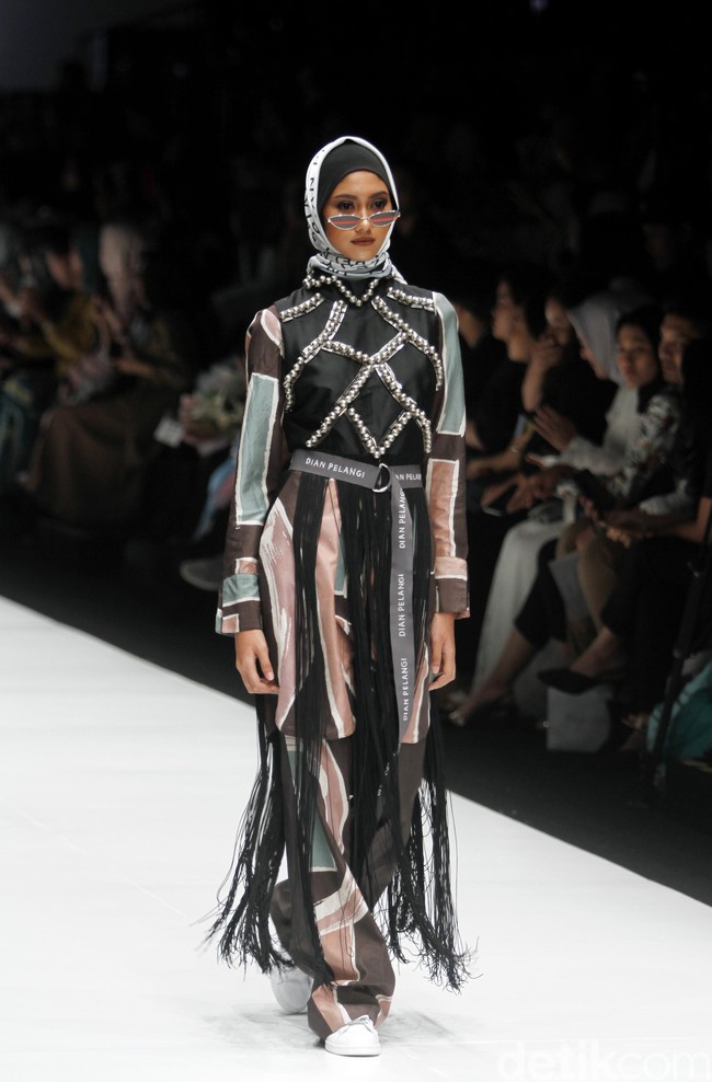 Desainer Dian Pelangi meluncurkan koleksi busana terbaru dengan tampilan sporty untuk para hijabers di Jakarta Fashion Week 2019, Senayan City, Jakarta, Sabtu [20/10/2018]. Foto: Mohammad Abduh/Wolipop