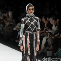 Desainer Dian Pelangi meluncurkan koleksi busana terbaru dengan tampilan sporty untuk para hijabers di Jakarta Fashion Week 2019, Senayan City, Jakarta, Sabtu [20/10/2018]. Foto: Mohammad Abduh/Wolipop