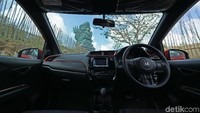Suasana seperti Honda Jazz kembali bisa dirasakan di interior Honda Brio. Jok yang lebih tebal dengan balutan benang berwarna oranye memperkuat kesan sporty di mobil. Audio yang disodorkan Honda pada Brio juga cukup lumayan memenuhi kebutuhan kalangan muda zaman now. Telepon genggam kita bisa disambungkan ke audio mobil lewat bluetooth atau kabel yang ada di glove box di dashboard. Setelah terkoneksi audio mobil bisa langsung memutarkan aplikasi pemutar lagu seperti spotify. Dok. Honda Prospect Motor.