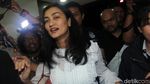 Semringahnya Atiqah Hasiholan saat Tiba di Polda Metro Jaya