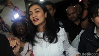 Meski terlihat ramah, Atiqah menolak menjawab seluruh pertanyaan wartawan. Permisi-permisi, kata Atiqah saat hendak menuju ruang pemeriksaan. Foto: Lamhot Aritonang