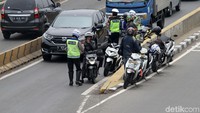 Polisi memberhentikan pemotor yang melintas di flyover. 