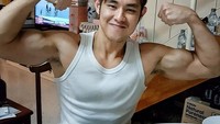 Pria yang lahir pada 2 Agustus itu sepertinya bukan pemilih makanan. Lihat saja dua buah sosis berukuran jumbo dan dua potong ayam goreng tepung yang jadi makan malamnya kala itu. Foto: Facebook Jordan Yeoh