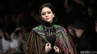 Kira-kira Bunda Maia ketemu sama Mulan nggak ya di backstage? Pool/Palevi S/detikFoto.