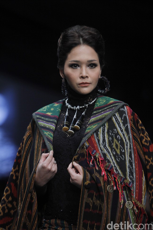 Dengan makeup mata smokey, tatapan mata Maia yang memang tampil fierce terlihat semakin tajam. Foto: Mohammad Abduh/Wolipop