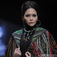 Dengan makeup mata smokey, tatapan mata Maia yang memang tampil fierce terlihat semakin tajam. Foto: Mohammad Abduh/Wolipop