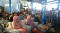 Tampil anggun dengan balutan gaun warna merah muda, Neneng menghadiri pengajian bersama Mama Dedeh. Di depannya banyak suguhan buah seperti anggur dan jeruk. Foto: instagram @nenenghasanahyasin