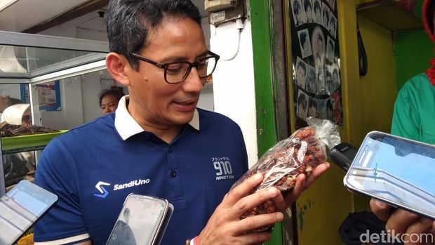 Sandiaga Uno belanja gula kacang di Salatiga. 