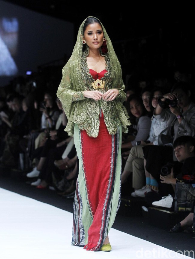 Kebaya yang dipadukan dengan tenun bernuansa merah karya Anne Avantie membungkus tubuh rammping Titi Rajo Bintang. Artis yang jago menabuh drum terlihat semakin memesona dengan veil hijau di kepalanya. (Foto: Mohammad Abduh/Wolipop)