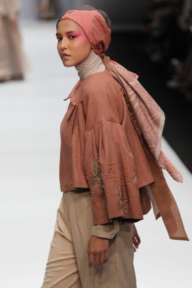 Tren pertama yang terasa adalah hijab segi empat. Meski dipakai dalam gaya berbeda, hampir semua desainer memilih hijab segi empat pada peragaan busananya.   Foto: Dok. KAMI
