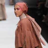 Tren pertama yang terasa adalah hijab segi empat. Meski dipakai dalam gaya berbeda, hampir semua desainer memilih hijab segi empat pada peragaan busananya.   Foto: Dok. KAMI