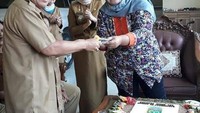 Di momen ulang tahun Kabupaten Bekasi, Neneng memotong kue dan memberikannya pada salah satu staf. Neneng tercatat sebagai bupati Bekasi untuk kedua kalinya. Namun jabatannya ini harus rela ia lepas karena kasus skandal suap proyek pembangunan properti. Foto: instagram @nenenghasanahyasin