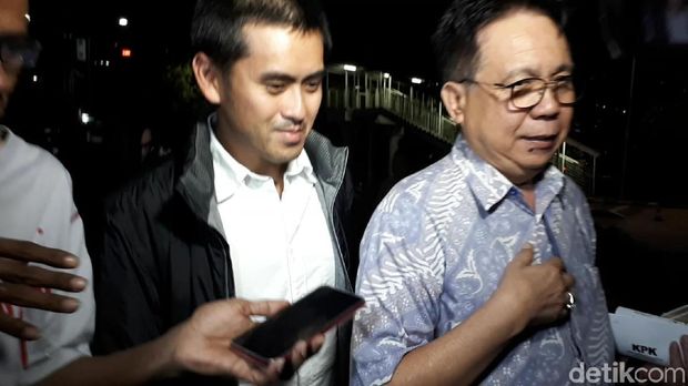   Anak pengusaha Eddy Sindoro, Michael Sindoro usai diperiksa KPK, Selasa (23/10/2018) malam