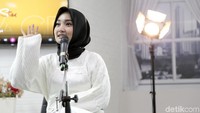 Terkait komentar Iis Dahlia kepadanya, Fatin tak menganggap hal tersebut karena baginya semua orang bebas beropini asalkan tak menyinggung keluarganya.