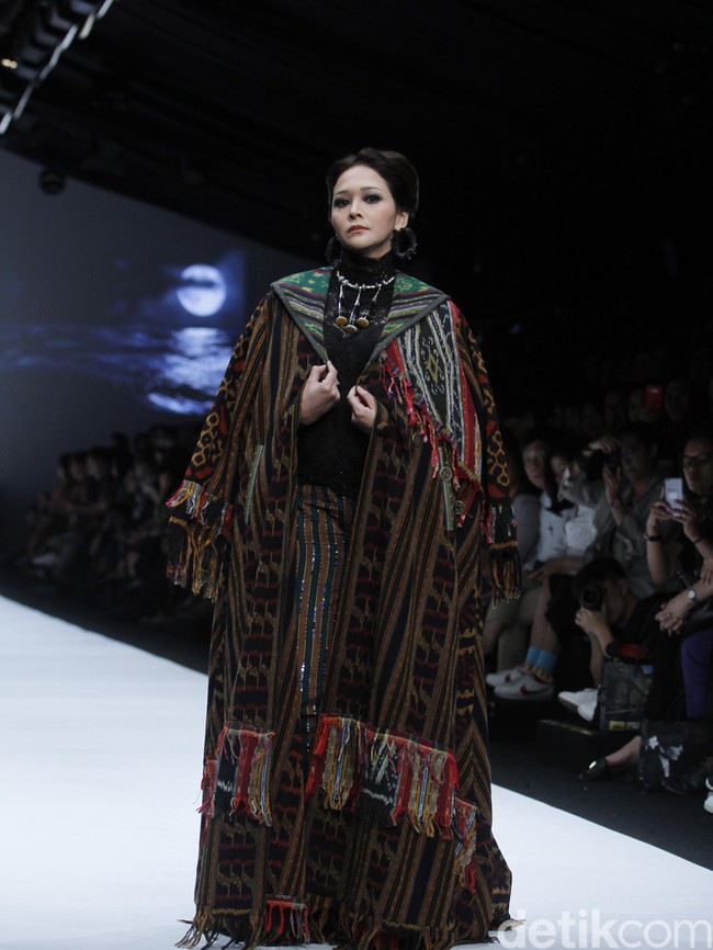 Maia terlihat berpose fierce selama memeragakan koleksi busana terbaru Anne Avantie yang pada malam itu mengangkat tema Badai Pasti Berlalu. Foto: Mohammad Abduh/Wolipop