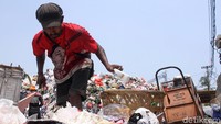Gunungan sampah membuat para pemulung memenuhi lokasi untuk mencari sampah daur ulang.
