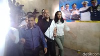 Atiqah Hasiholan tiba di Polda Metro Jaya sekitar pukul 20.58 WIB. Wartawan dari berbagai media telah menunggunya.  Foto: Kanavino/detikcom