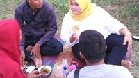 Duduk santai sambil ngobrol dengan beberapa anak muda di Taman Sehati, Kabupaten Bekasi. Neneng ikutan makan bakso juga nggak ya? Foto: instagram @nenenghasanahyasin