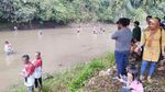 Foto: Jagoan! Tradisi Tangkap Ikan Pakai Tangan Kosong di Ciamis