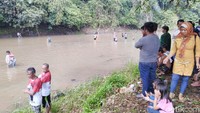 Ratusan warga turun ke Sungai Cimuntur tepatnya di Leuwi Barengkok, Dusun Babakan, Desa Karangampel, Kecamatan Baregbeg, Ciamis. (Dadang/detikTravel)