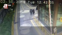 Hatice Cengiz, tunangan Khashoggi, yang merupakan warga negara Turki menemani dan menunggu Khashoggi di luar Konsulat Saudi pada 2 Oktober lalu, saat dia dilaporkan menghilang. Saat itu, Cengiz melapor ke otoritas Turki setelah menunggu selama berjam-jam di luar Konsulat Saudi. A News/Handout/via Reuters.