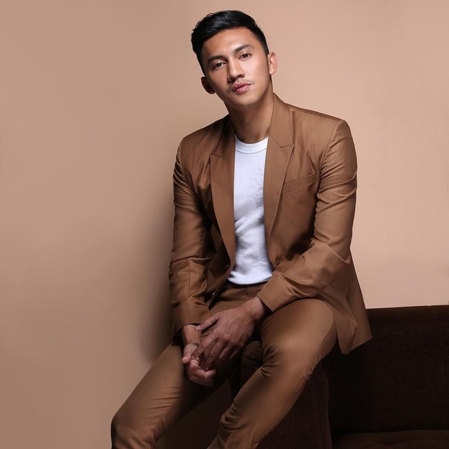 Tak hanya itu, Junna pun jago bernyanyi dan memiliki suara merdu. Bahkan dirinya telah memiliki single lagu terbarunya yang berjudul Selamanya. Foto: Instagram @junnaaditya_mr