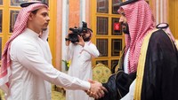 Dalam pertemuan ini, putra Khashoggi sempat berjabat tangan dengan MBS. Dalam foto yang dirilis ke media, terlihat momen langka saat Salah menatap tajam mata MBS saat keduanya berjabat tangan. Foto: Bandar Algaloud/Courtesy of Saudi Royal Court/Handout via REUTERS